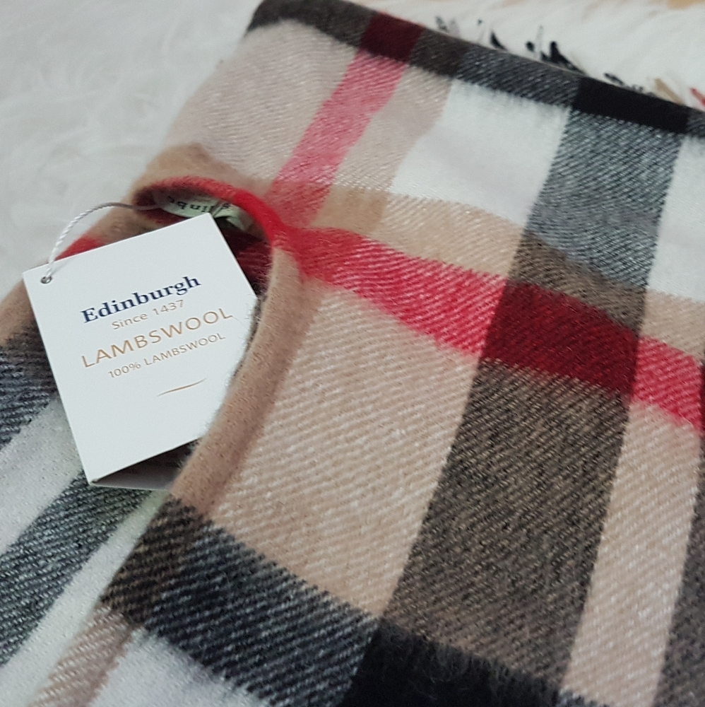 Edinburgh lambswool small cape. Camel plaid